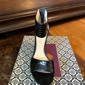 NEW-NEVER WORN- Isola Oasis Wedges